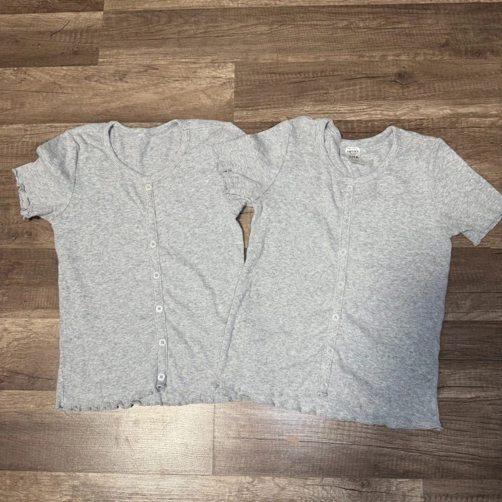Carter's grey ribbed V-neck short-sleeve‎ tops, Size 7